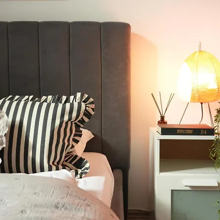 Pop Art 2br Bold & Bright Escape Inside Gozsdu