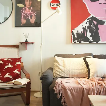 Pop Art 2br Bold & Bright Escape Inside Gozsdu